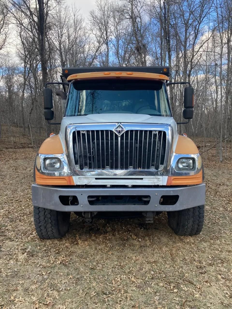 2006 International Dump Truck - image 2