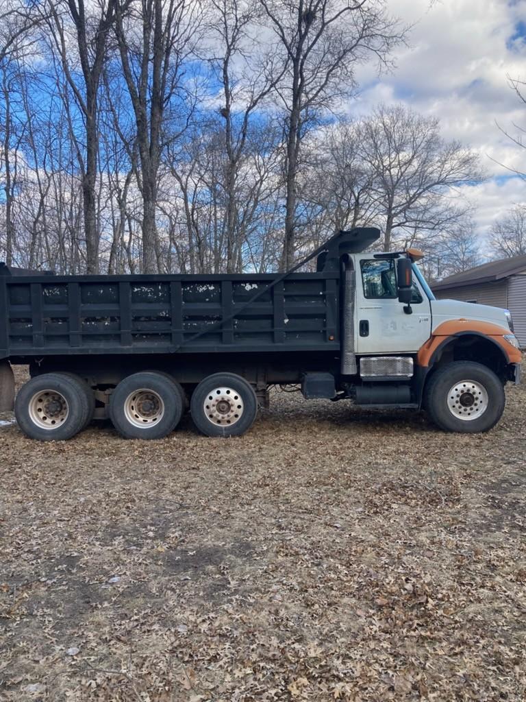 2006 International Dump Truck - image 3