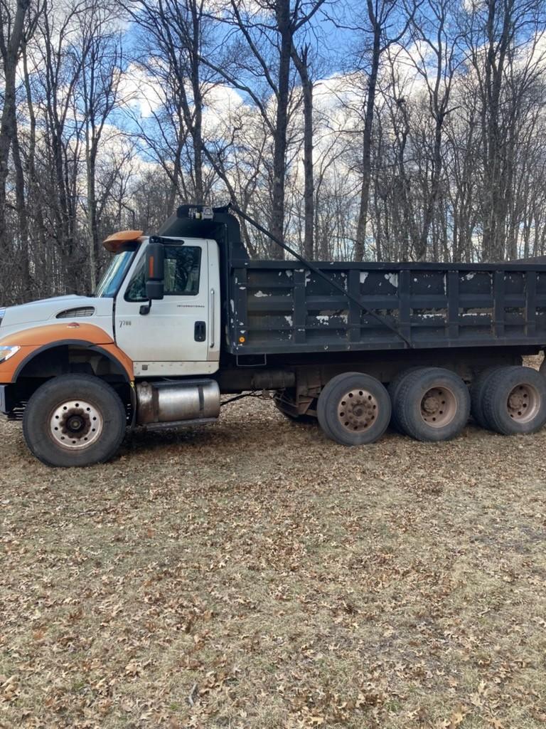 2006 International Dump Truck - image 1