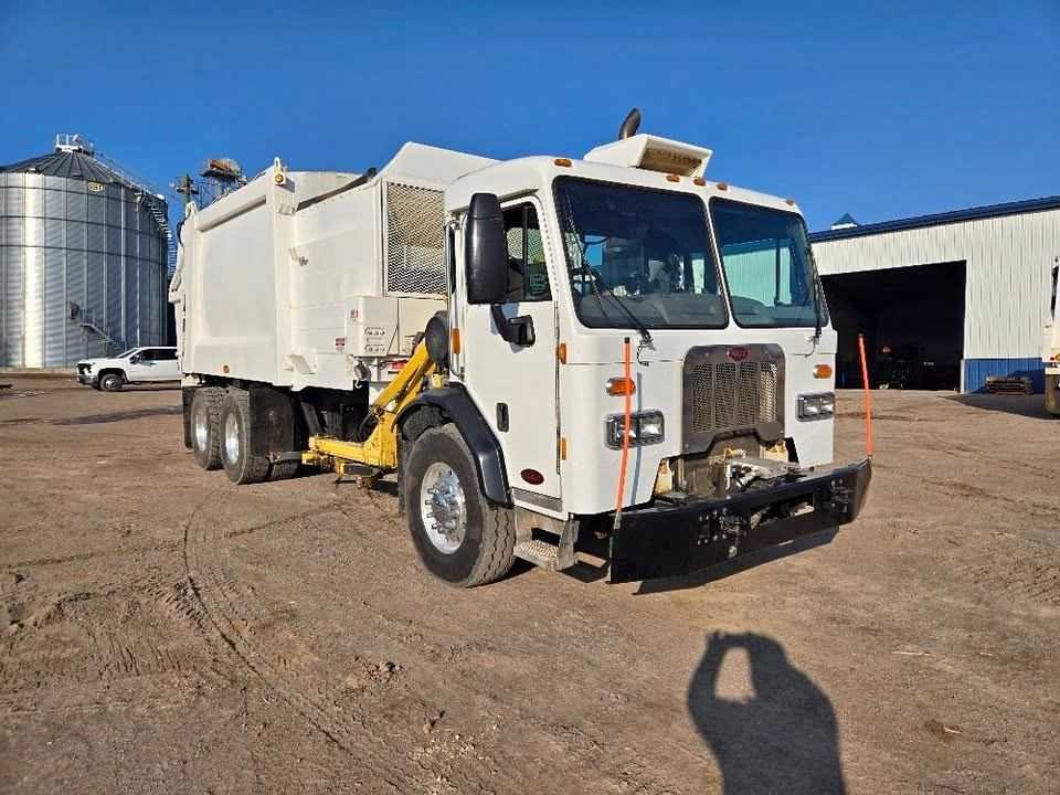 2017 Peterbilt 320 CUMMINS ISX12 Heil Side Loader 28yd