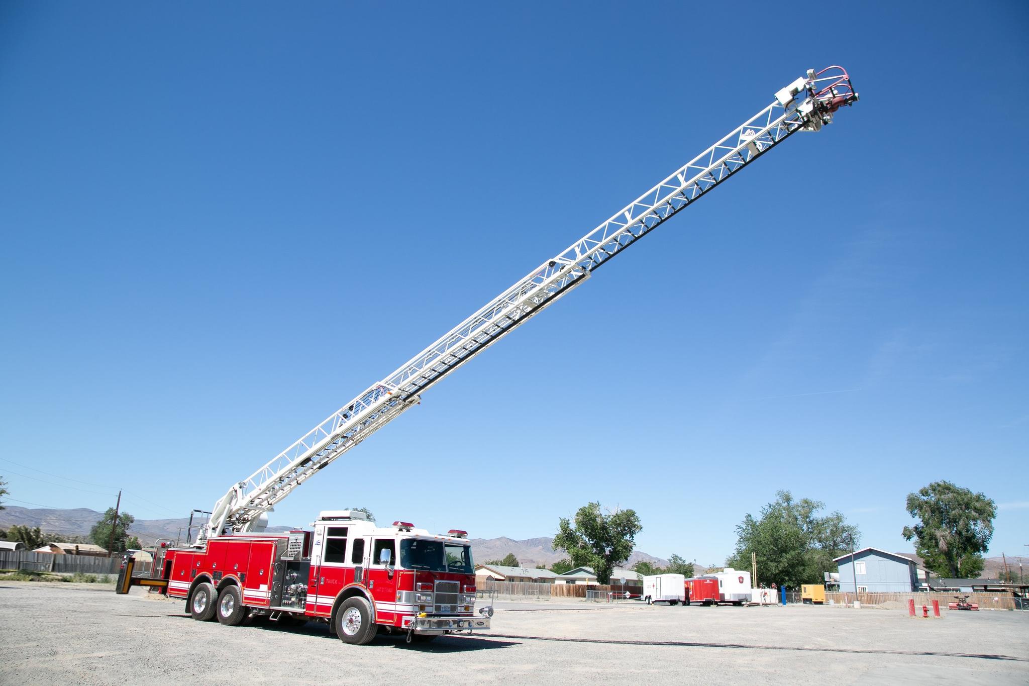 2003 Pierce Dash 75' Quint - image 2