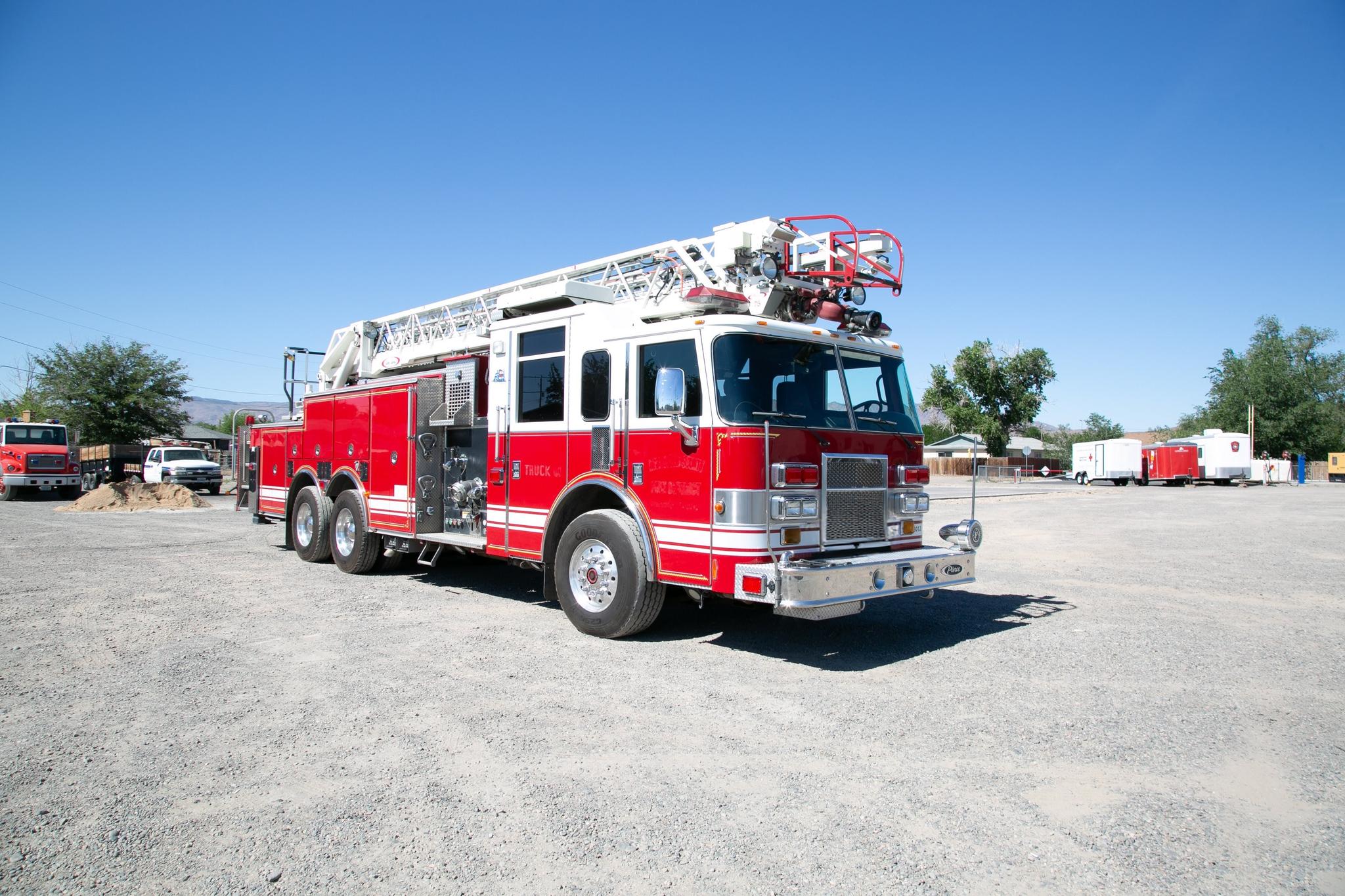 2003 Pierce Dash 75' Quint - image 1