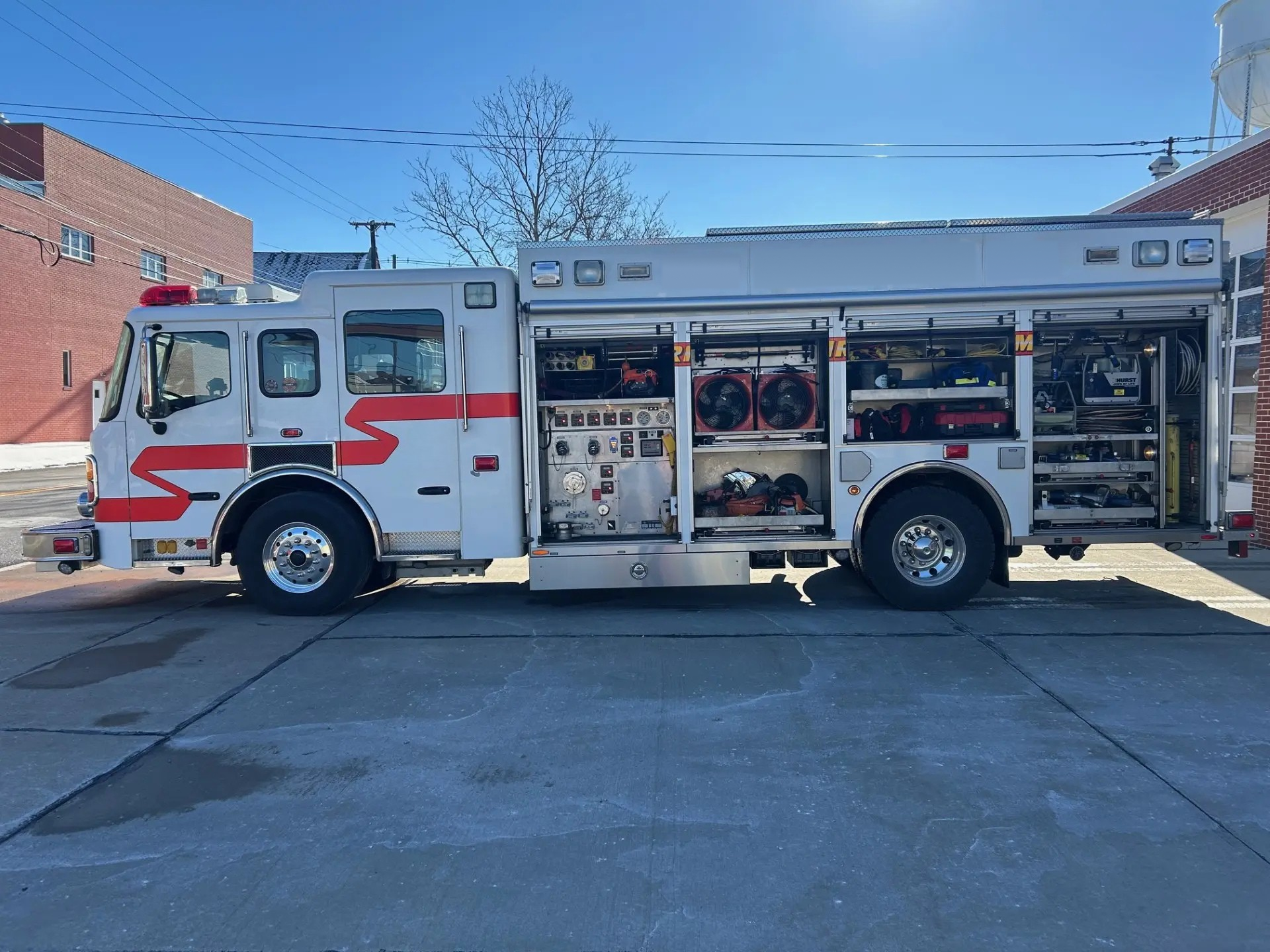 2004 American LaFrance Rescue - image 2