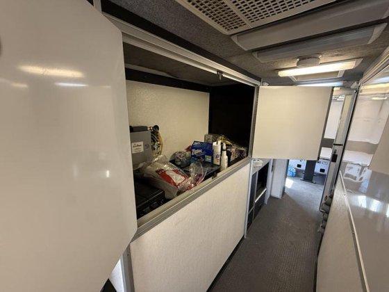 2004 Freightliner Command Center - image 23
