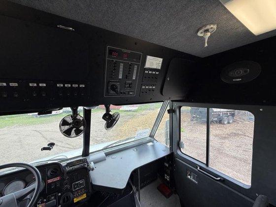 2004 Freightliner Command Center - image 11