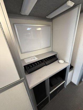 2004 Freightliner Command Center - image 17