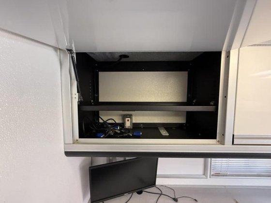 2004 Freightliner Command Center - image 30