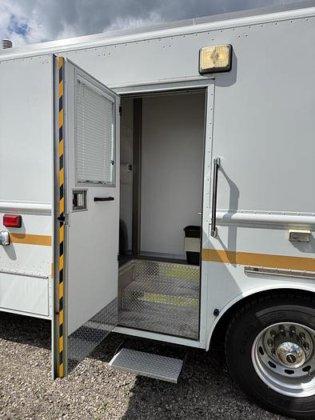 2004 Freightliner Command Center - image 33