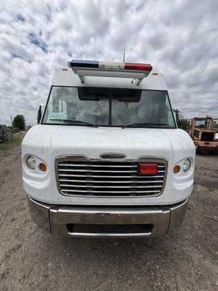 2004 Freightliner Command Center — photo 4