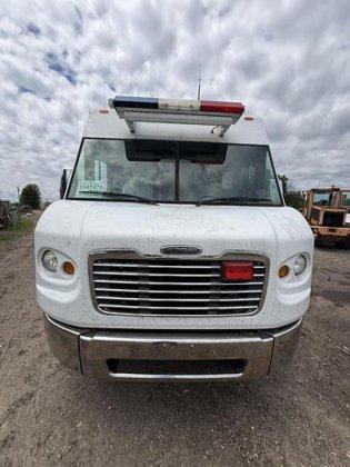 2004 Freightliner Command Center - image 4