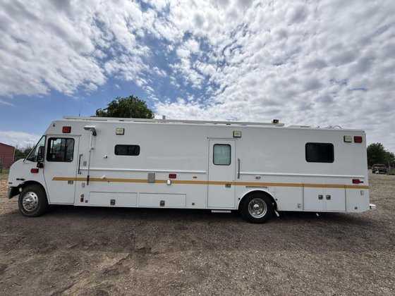 2004 Freightliner Command Center