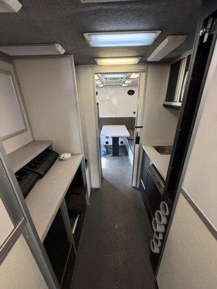 2004 Freightliner Command Center - image 16