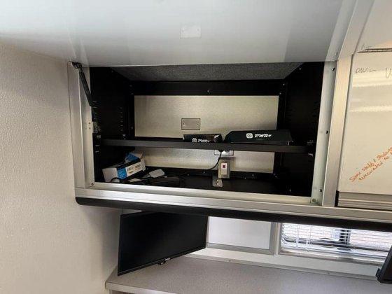 2004 Freightliner Command Center - image 27