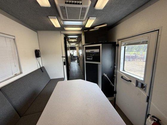 2004 Freightliner Command Center - image 21