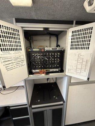 2004 Freightliner Command Center - image 24