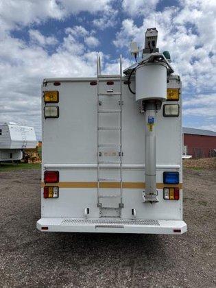 2004 Freightliner Command Center - image 3