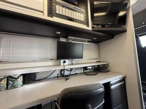 2004 Freightliner Command Center - image 31