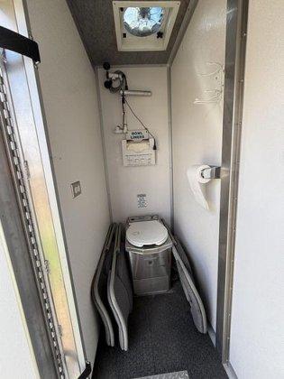 2004 Freightliner Command Center - image 34