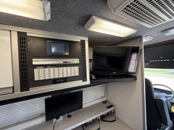 2004 Freightliner Command Center - image 28