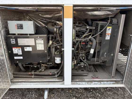 2004 Freightliner Command Center — photo 7