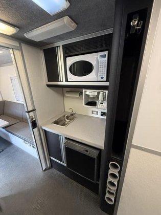 2004 Freightliner Command Center - image 18