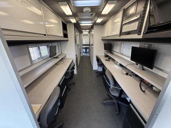 2004 Freightliner Command Center - image 14