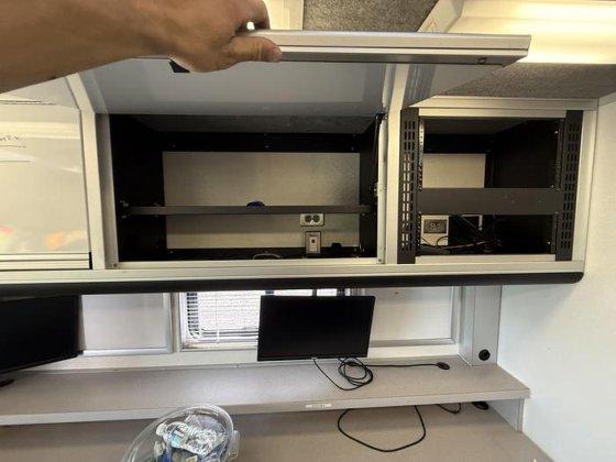 2004 Freightliner Command Center - image 26