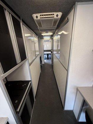 2004 Freightliner Command Center - image 15