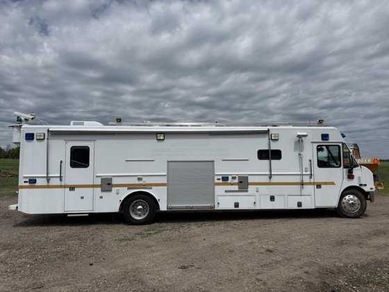 2004 Freightliner Command Center — photo 2