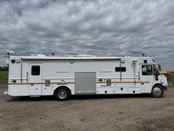 2004 Freightliner Command Center - image 2