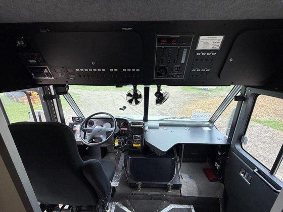 2004 Freightliner Command Center - image 12