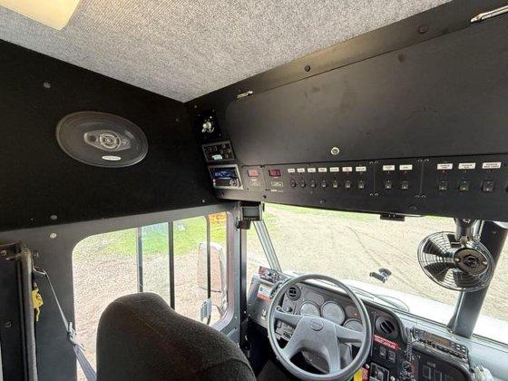 2004 Freightliner Command Center - image 13