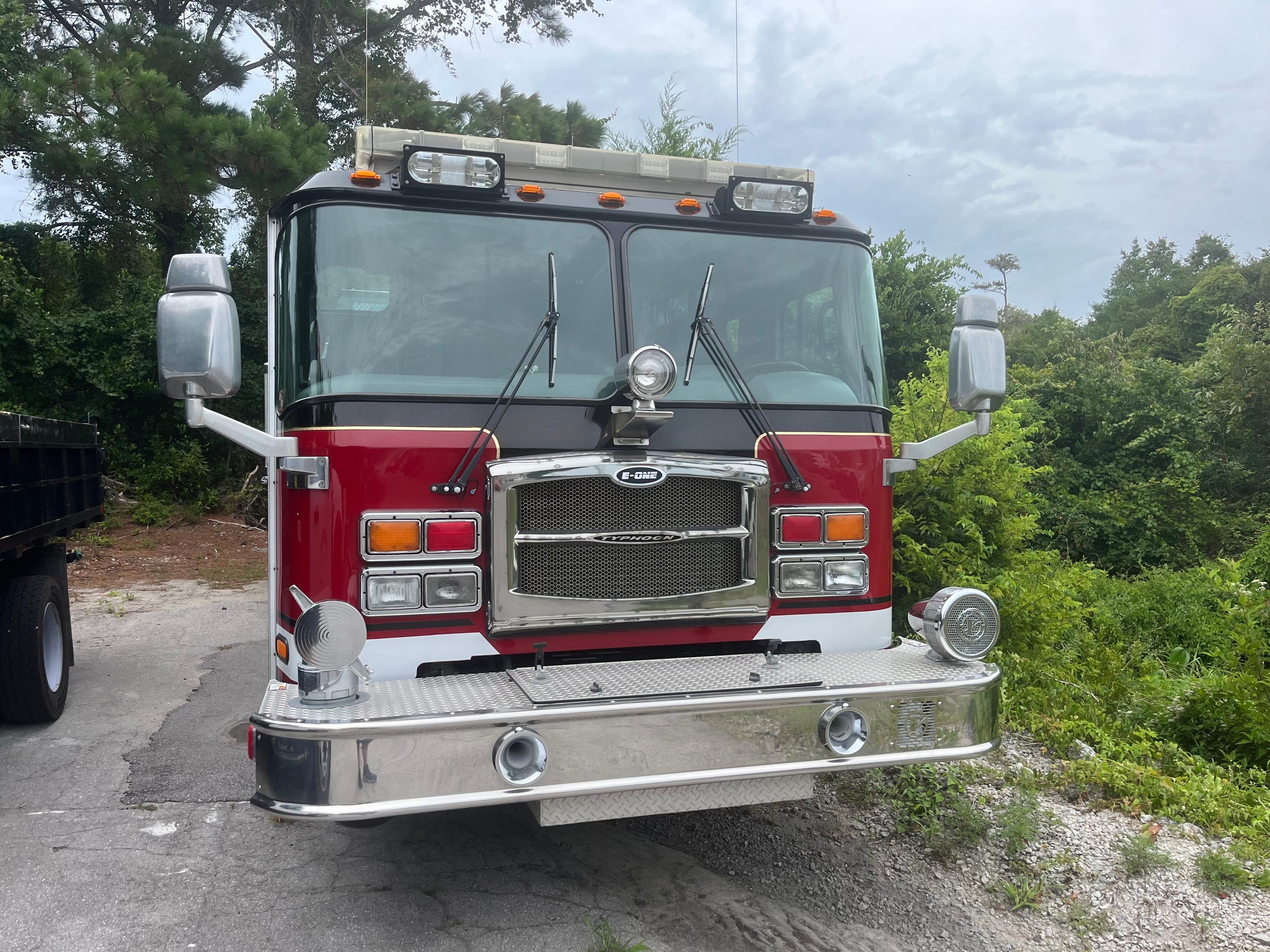 2009 E-One Typhoon Pumper - image 2