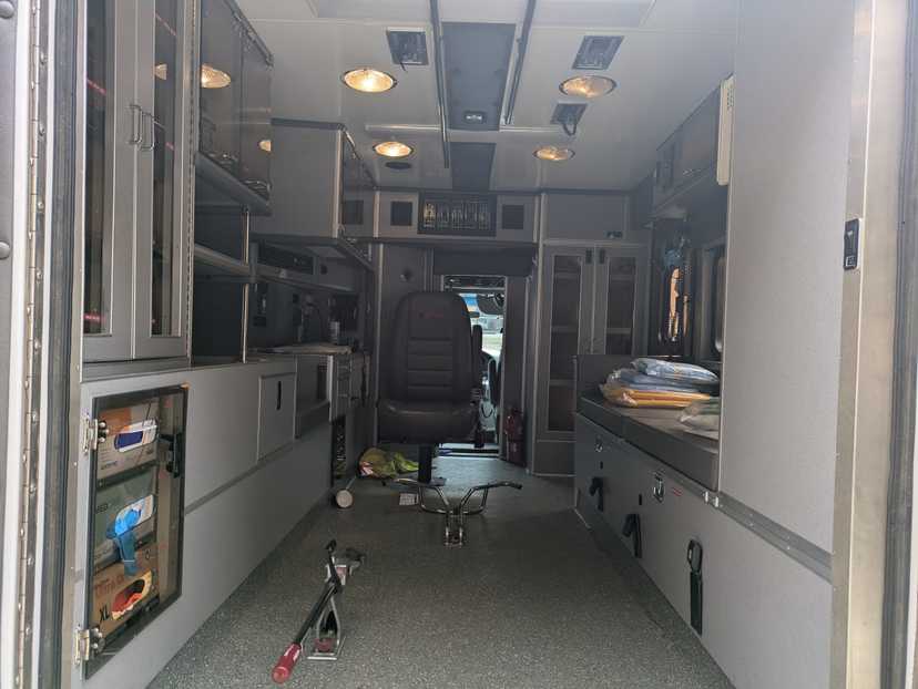 2000 MedTec Ford Type III Ambulance — photo 8