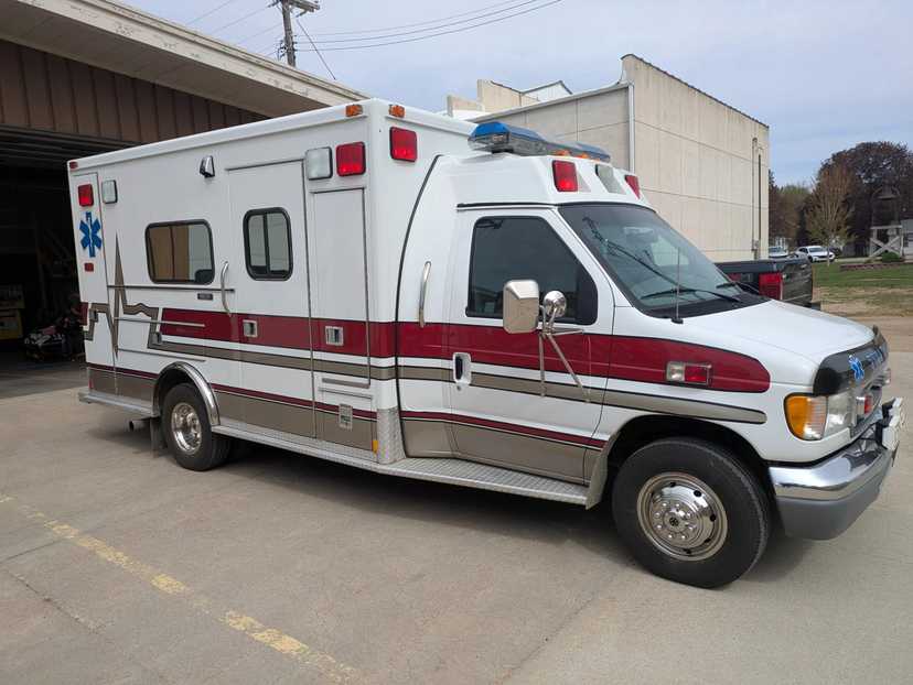2000 MedTec Ford Type III Ambulance — photo 2