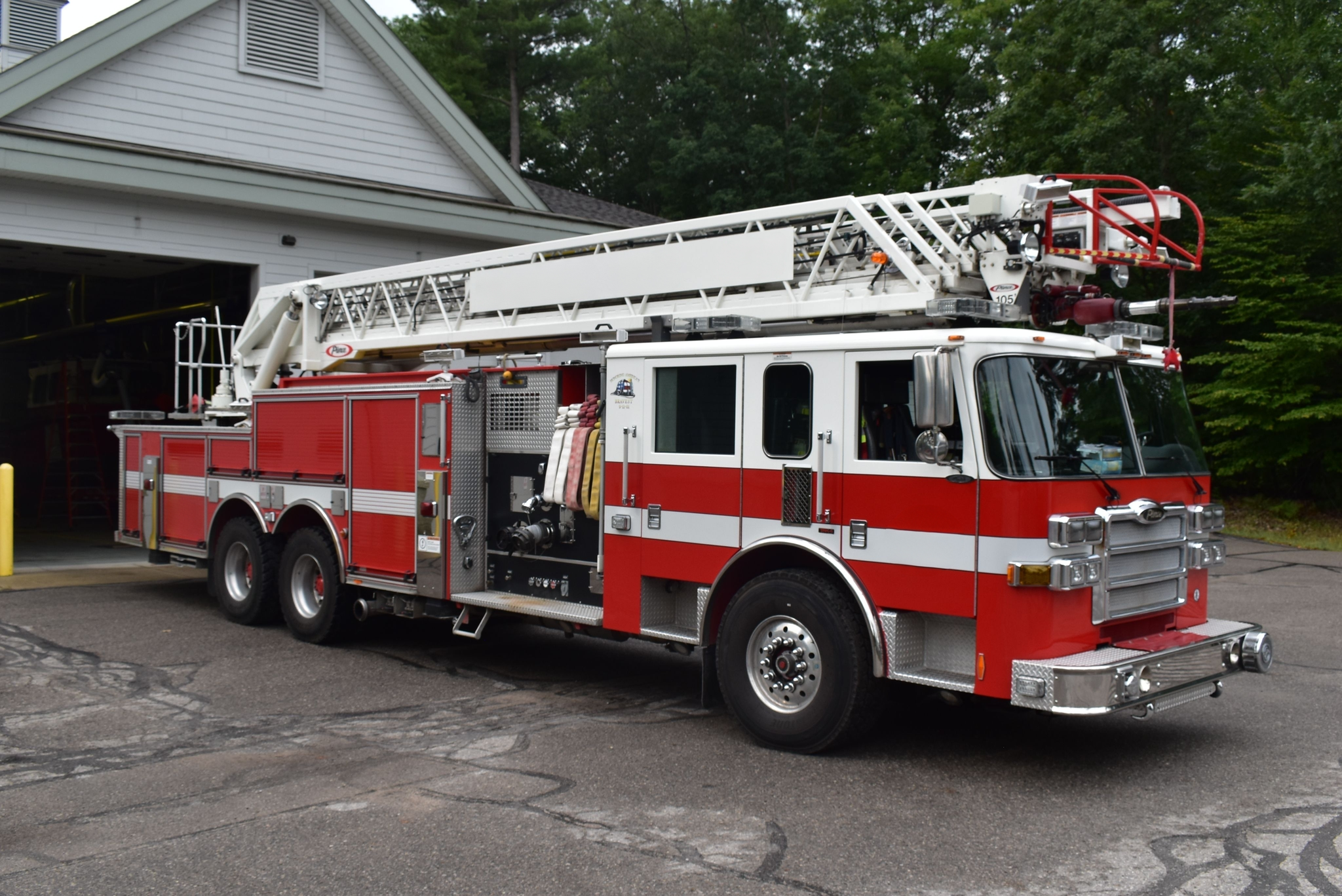 2006 Pierce 105' Aerial - image 2