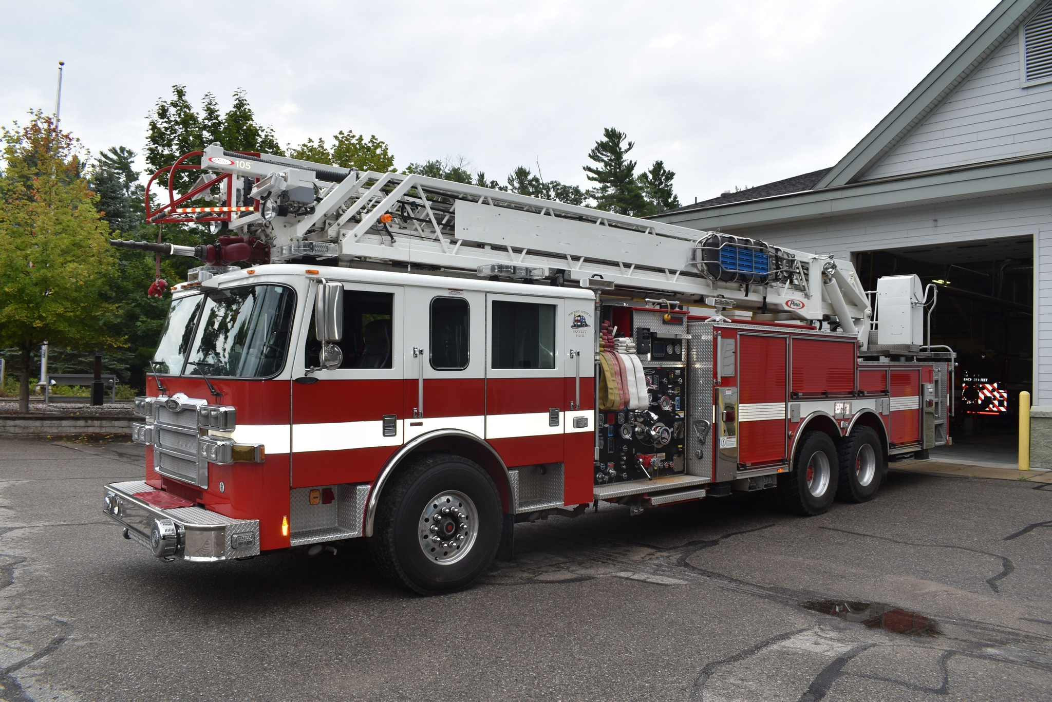 2006 Pierce 105' Aerial - image 1