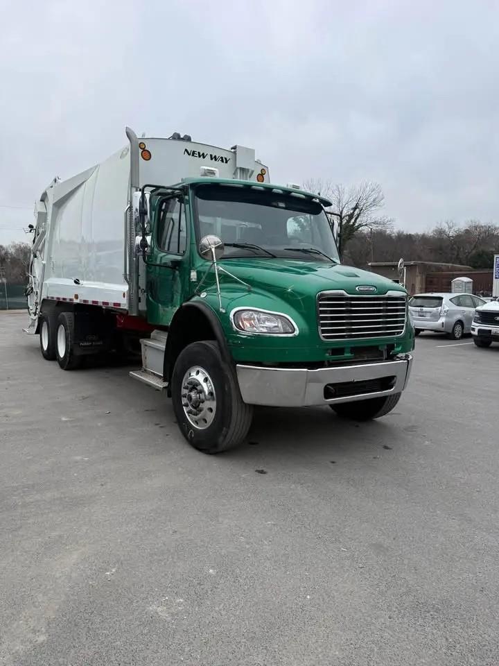2022 Freightliner New Way Rear Loader - image 1