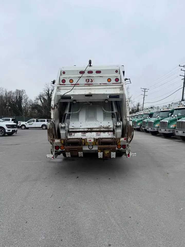 2022 Freightliner New Way Rear Loader — photo 5