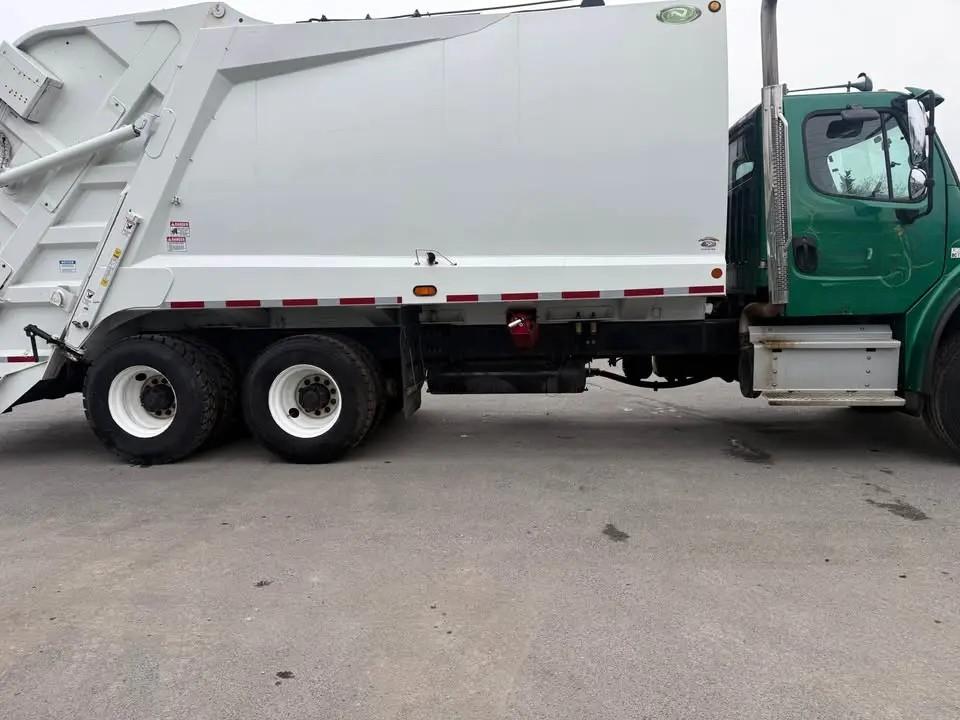 2022 Freightliner New Way Rear Loader - image 4