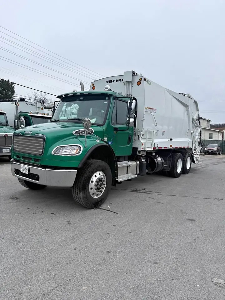 2022 Freightliner New Way Rear Loader - image 1