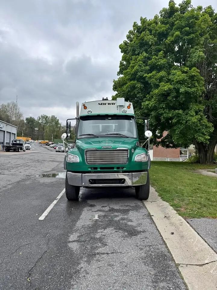 2021 Freightliner New Way Rear Loader - image 3