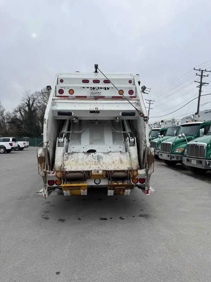 2022 Freightliner New Way Rear Loader — photo 5