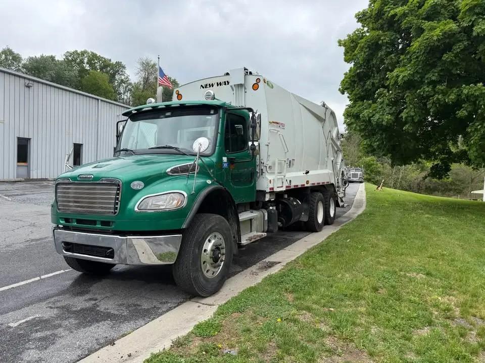 2021 Freightliner New Way Rear Loader - image 1