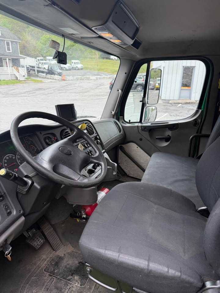 2021 Freightliner New Way Rear Loader — photo 7