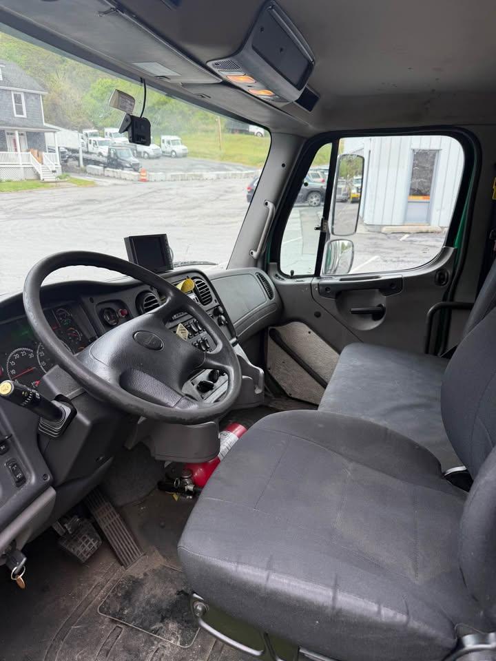 2021 Freightliner New Way Rear Loader - image 7