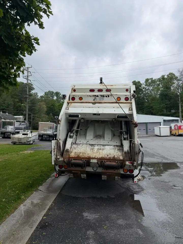 2021 Freightliner New Way Rear Loader - image 4