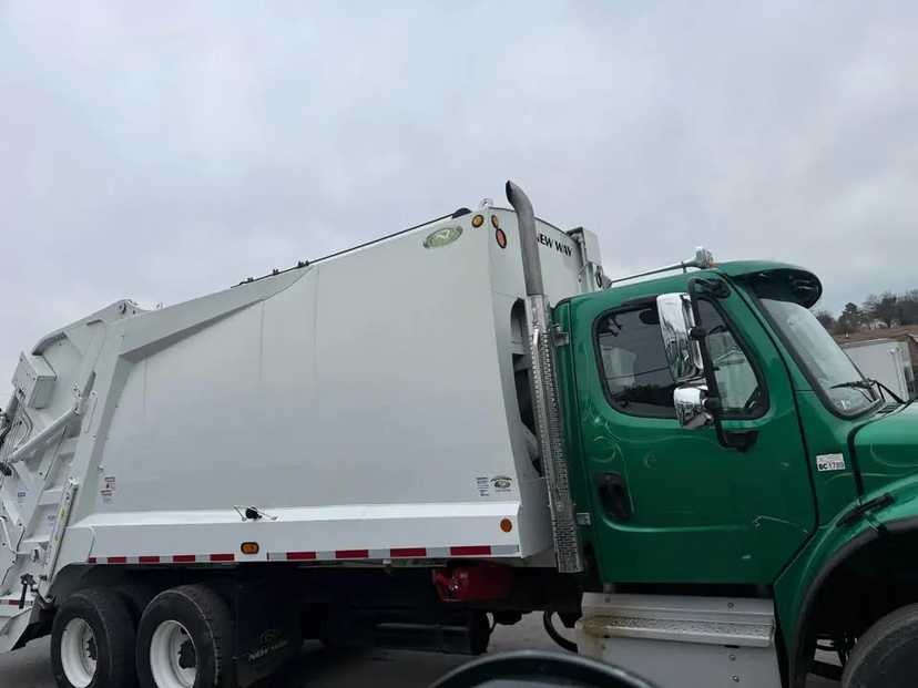 2022 Freightliner New Way Rear Loader — photo 4