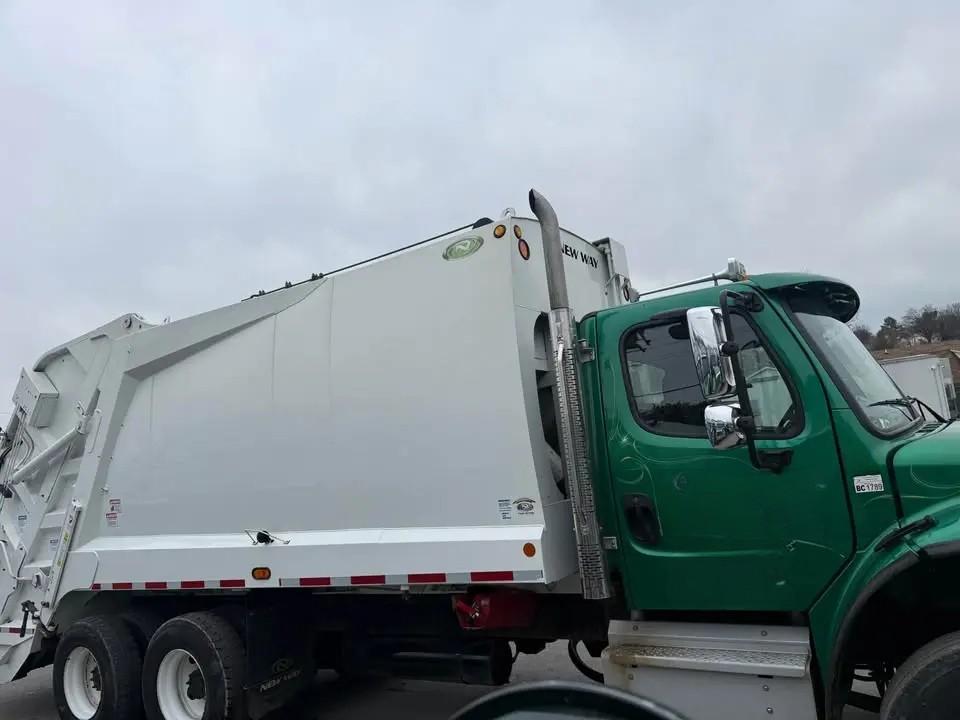 2022 Freightliner New Way Rear Loader - image 4