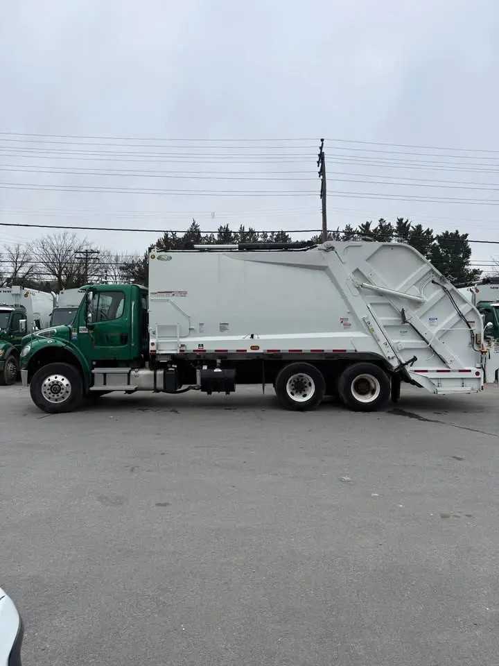 2022 Freightliner New Way Rear Loader — photo 2